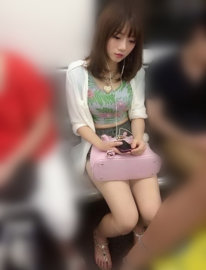 你還在捷運上偷偷的看這樣的美女嗎.jpg